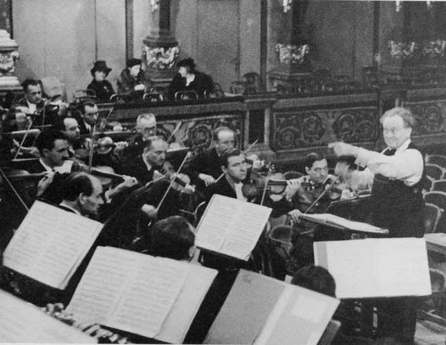 Willem Mengelberg dirigeant un orchestre